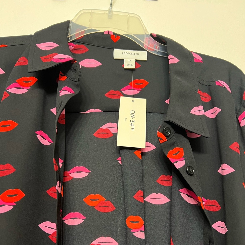 Beautiful button down shirt lip prints size 1x